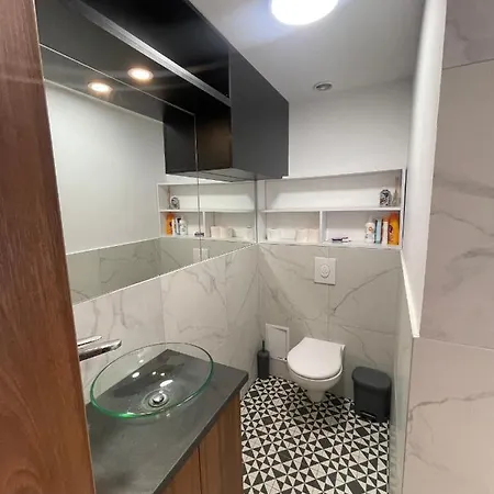 Elegant Two Bedrooms בוקרשט