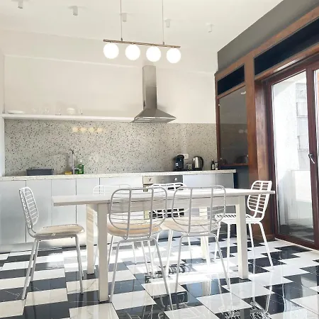 Elegant Two Bedrooms Apartment *
