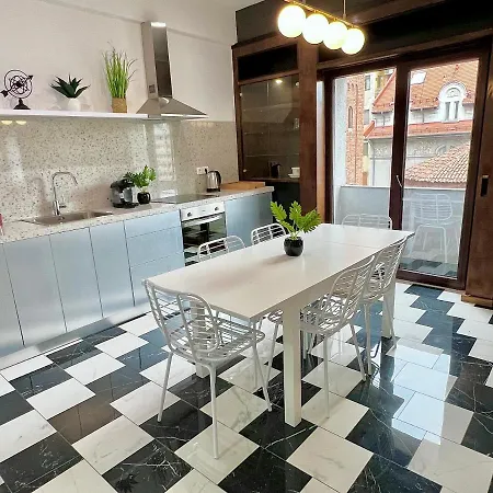 Elegant Two Bedrooms בוקרשט