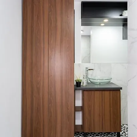 Elegant Two Bedrooms Apartment *