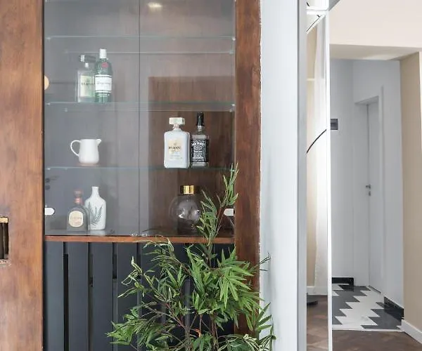 Elegant Two Bedrooms Apartment *