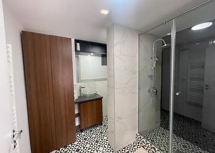 Elegant Two Bedrooms Apartment *