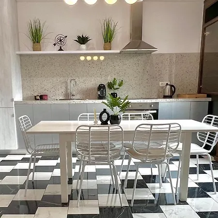 Elegant Two Bedrooms Apartment Bucharest